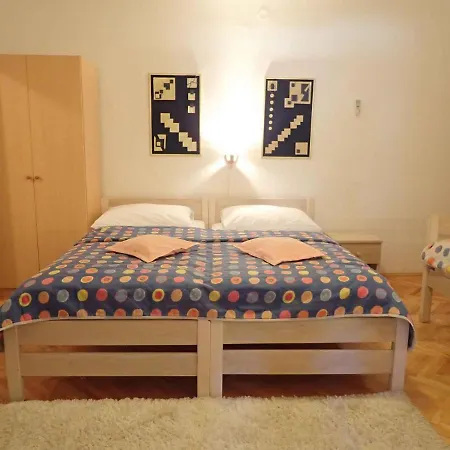 In Starigrad-paklenica 6819